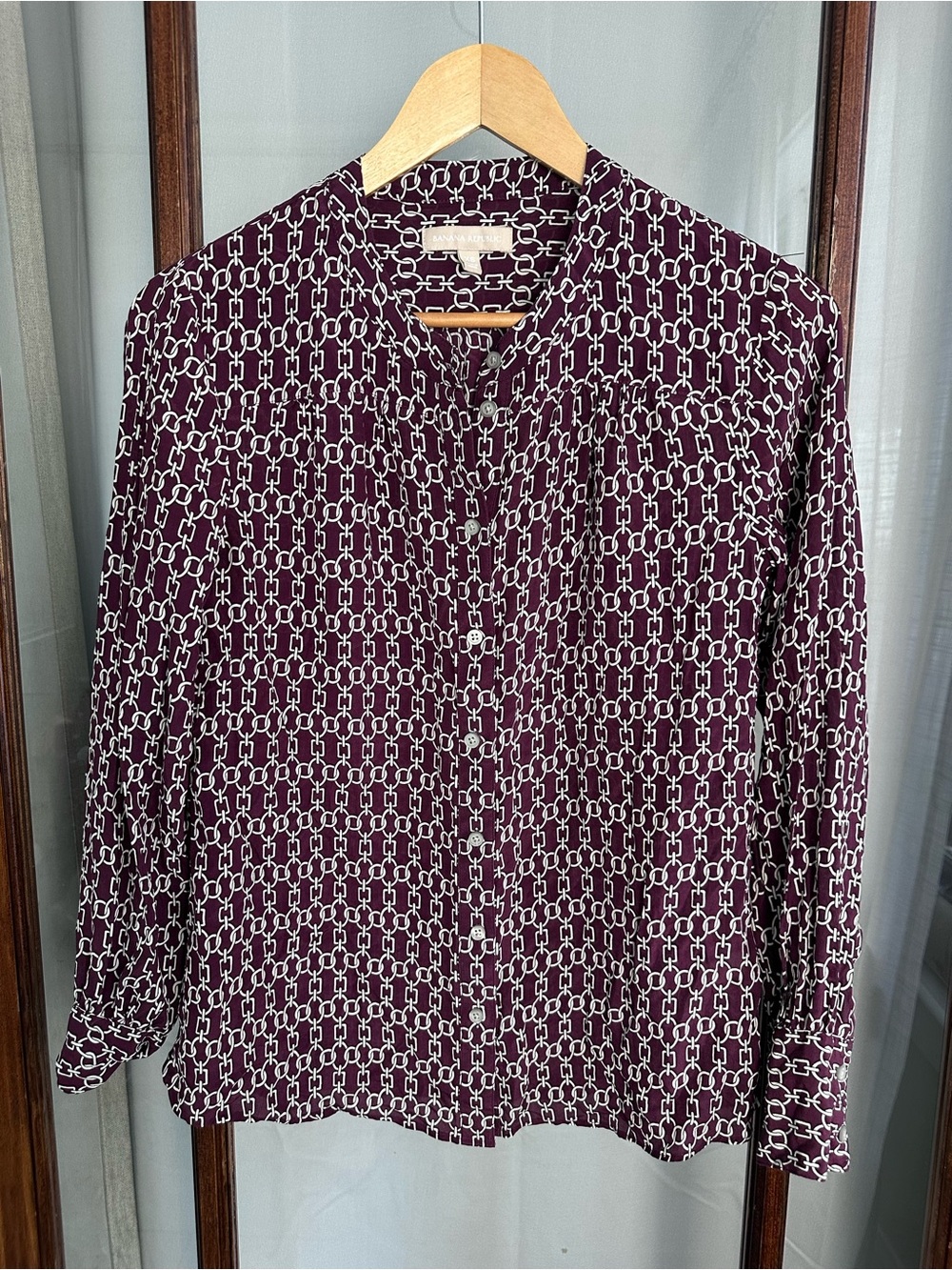 Banana Republic Silk Button Down Top XS Long Sleeve  Burgundy Chain Print Career